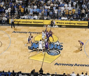 怀旧经典！NBA官方分享2005年-2009年总决赛金杯LOGO地板